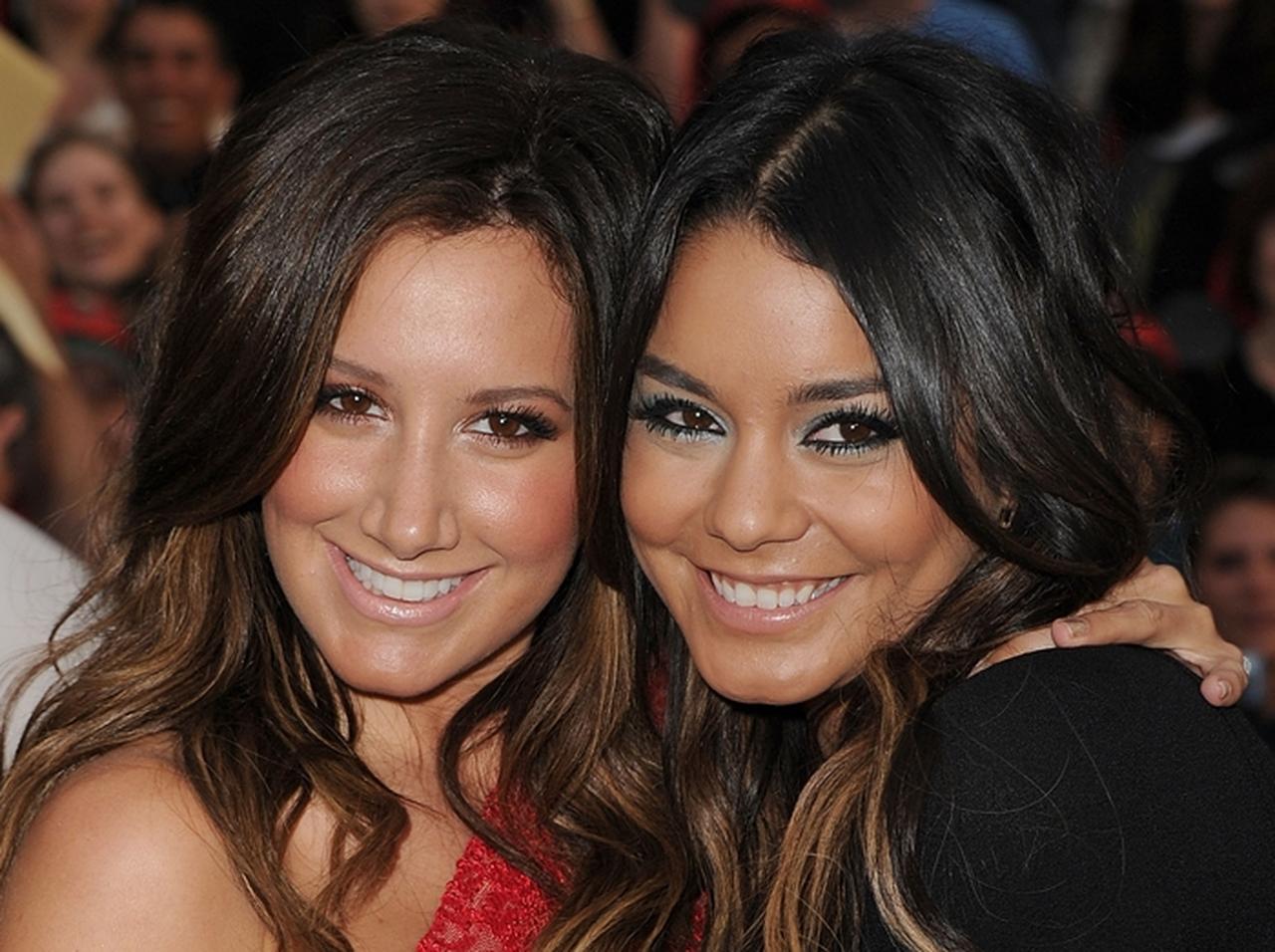 ヴァネッサ・ハジェンズとアシュレイ・ティスデイルが一緒にコーチェラへお出かけ