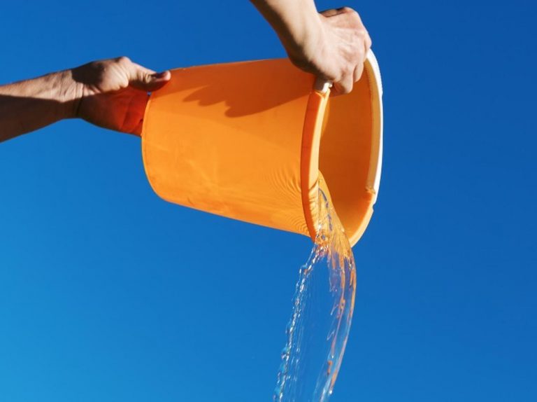 黒い車にお湯をかけたら、なんとあの「アメコミキャラ」が現れた！