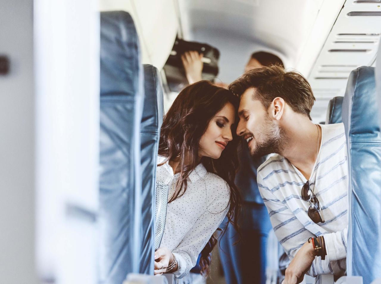 飛行機の機内で男女が「性行為」、気づいた客室乗務員が驚きの行動に出る