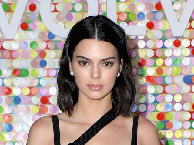 ケンダル・ジェンナー、料理を習う姿がセクシーすぎる