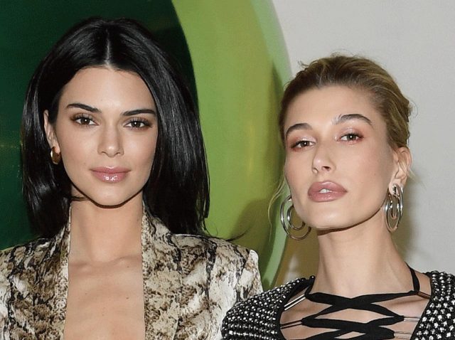 ケンダルとヘイリーが、きれいめキャミ＋スニーカーのフェスコーデを披露！