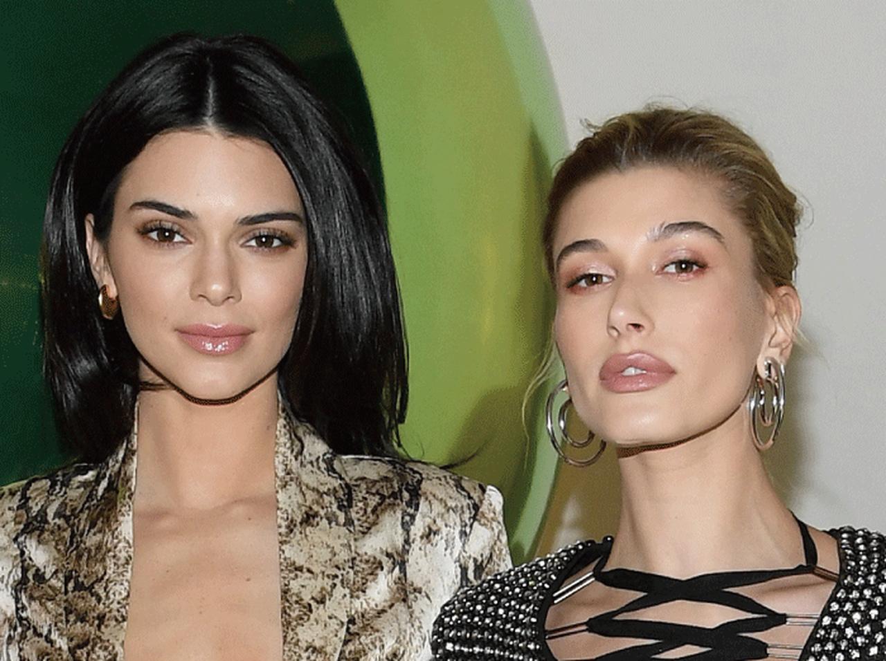 ケンダルとヘイリーが、きれいめキャミ+スニーカーのフェスコーデを披露!