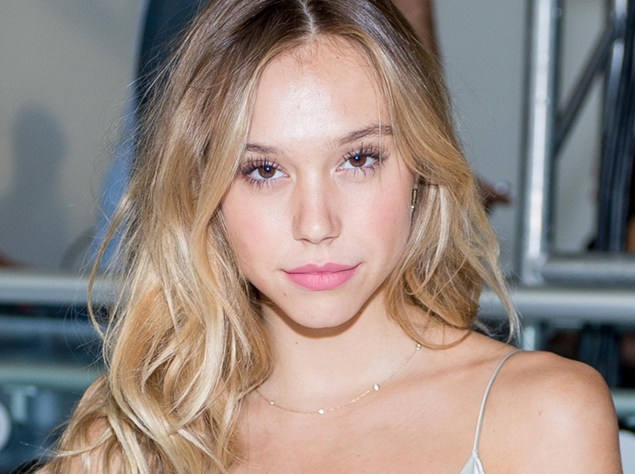 アレクシス・レンがコーチェラで手繋ぎデート!お相手はディズニースター