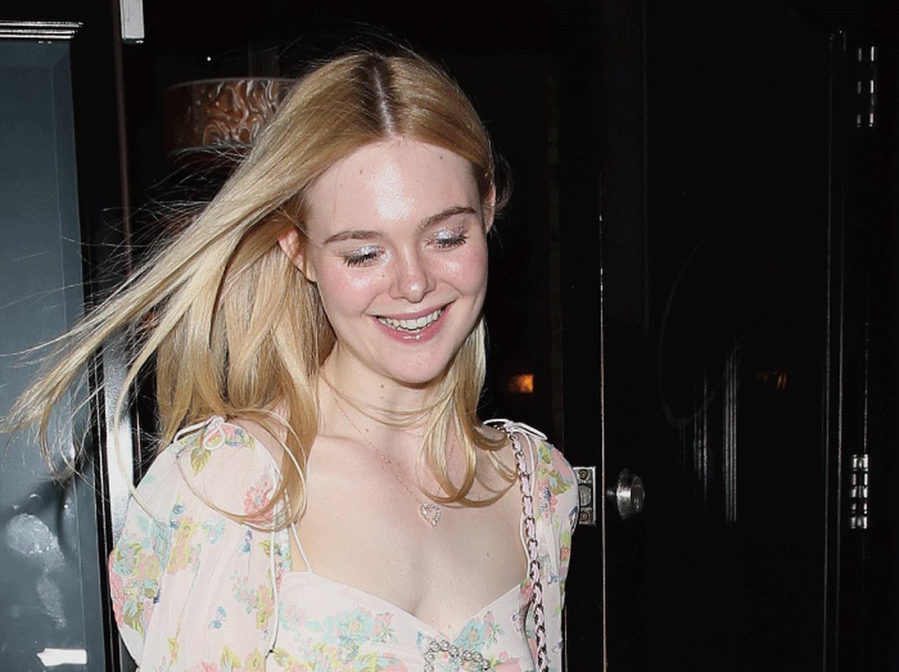 エル・ファニング、誕生日にキュートなワンピで恋人とパーティ♡