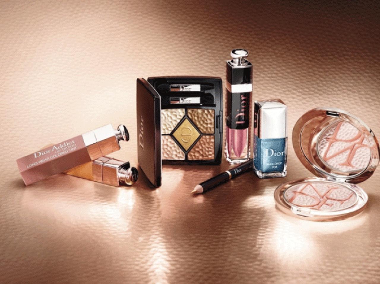 ディオール新作、アースカラーとメタリックなサマールックが登場