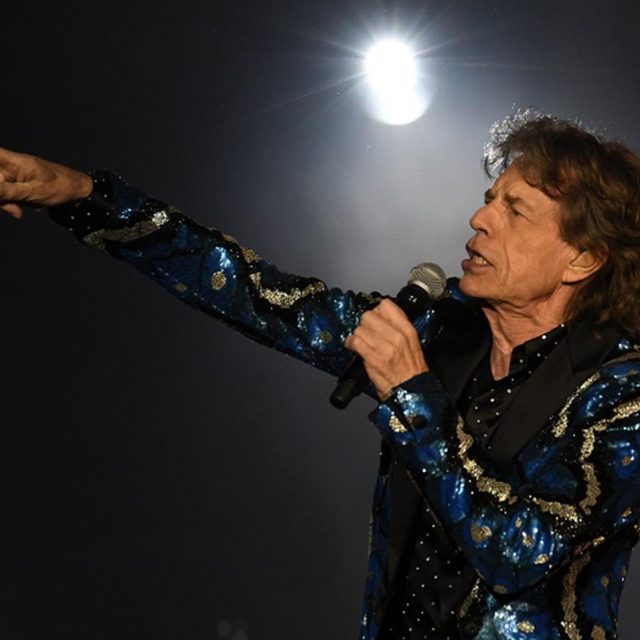 ミック・ジャガー、ツアー延期を発表して初めて姿を現す【写真あり】