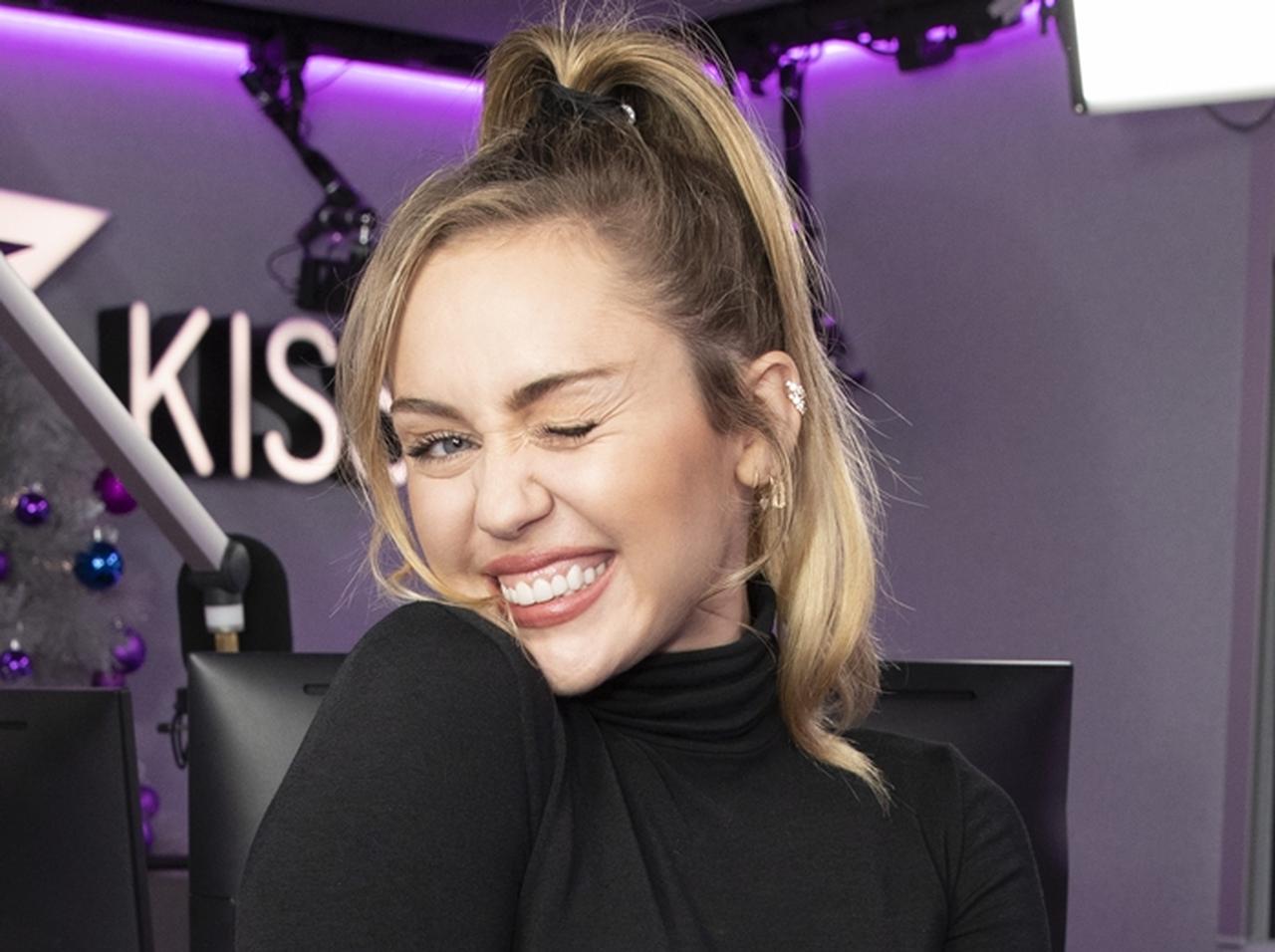 マイリー・サイラスがインスタグラムに投稿した“木登り”写真が大炎上