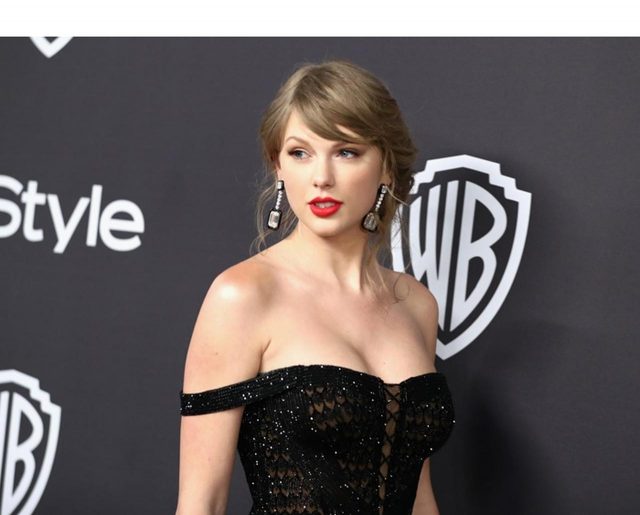 テイラー・スウィフトの指に輝く「指輪」は恋人のイニシャル？ファン議論が過熱