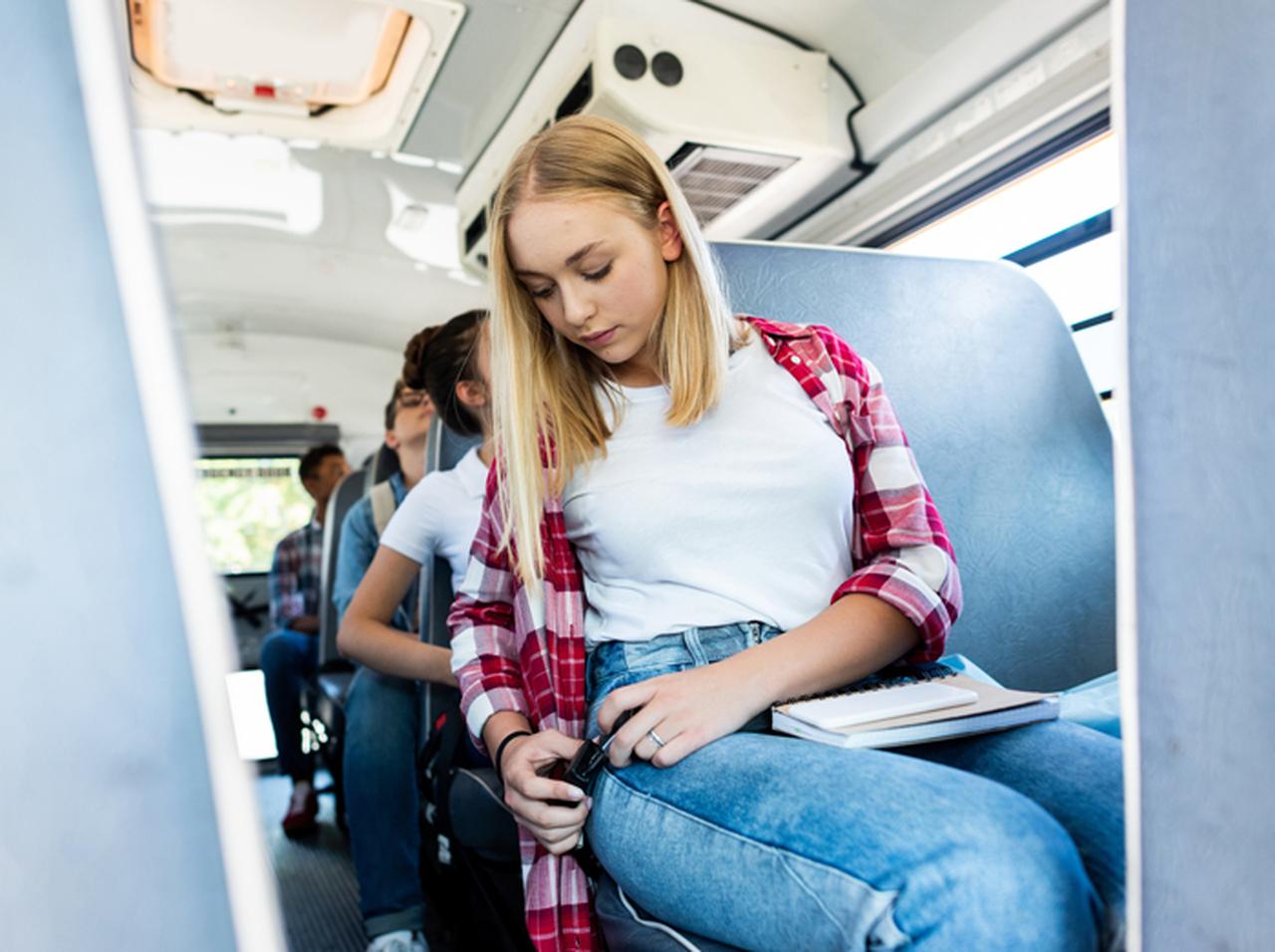 バスの中で突然生理が始まった少女をさりげなく救った少年の行動が「これぞ紳士」