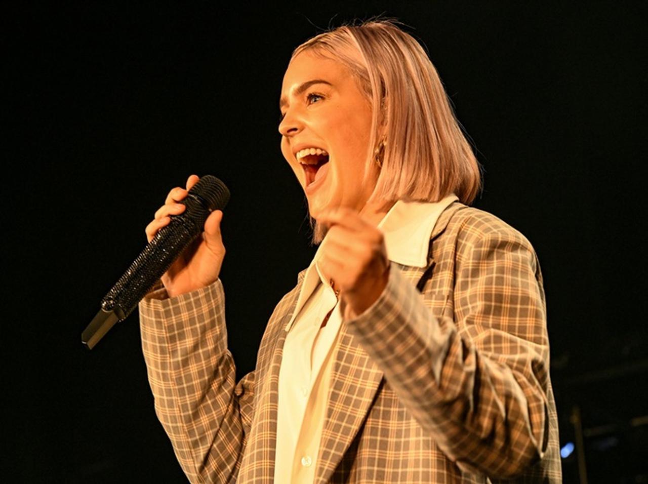 【来日】アン・マリー、あのヒット曲の制作秘話も暴露！“空手”まで披露した超贅沢ライブ