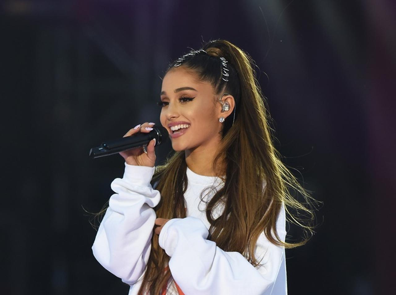 アリアナ・グランデ、コーチェラの会場には「7つの指輪」