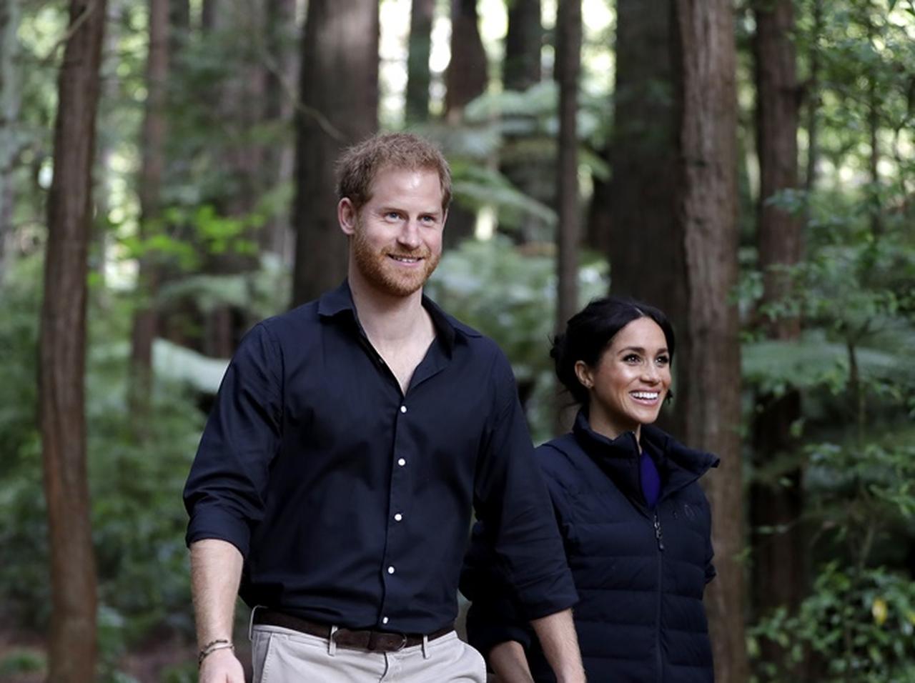 メーガン妃、マタニティルックの「お悩み」をヘンリー王子の『服』で解決