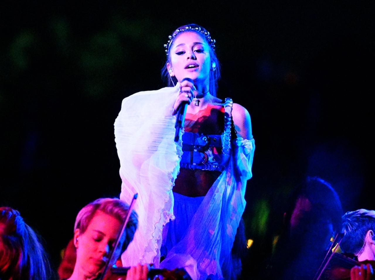 アリアナ・グランデ「歌うことは地獄のよう」と闇発言、その真意は？