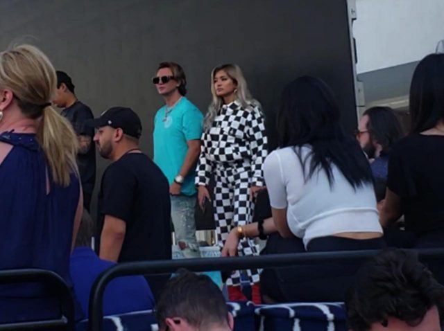 キム・カーダシアン親友の「食の神様」、ローラをクラブイベントに同伴