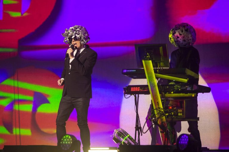 ペット・ショップ・ボーイズ、19年ぶりの単独来日公演で日本武道館を盛り上げる