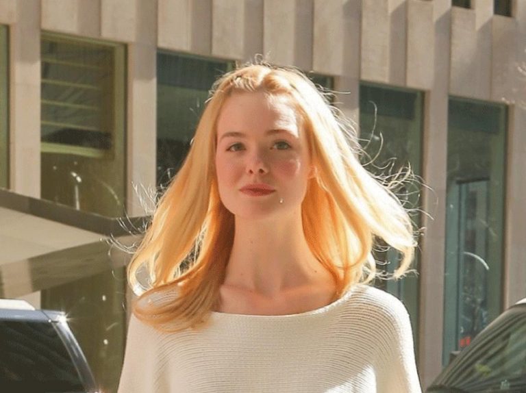 エル・ファニング、白ニットと白スカートコーデが妖精みたいな可愛さ♡