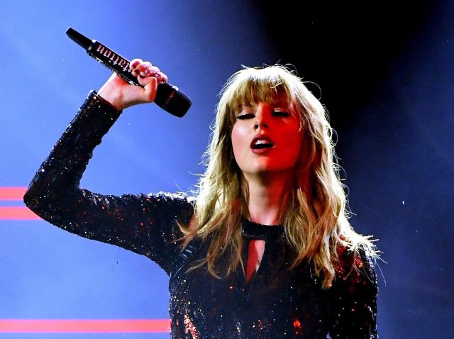 テイラー・スウィフト、直筆手紙を添えてLGBTの団体に「1200万円」を寄付！【全訳】