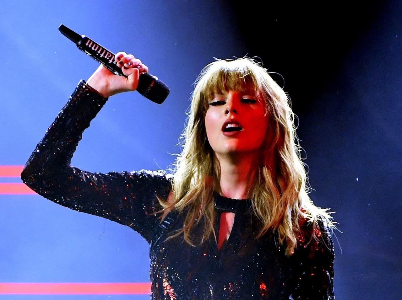 テイラー・スウィフト、直筆手紙を添えてLGBTの団体に「1200万円」を寄付！【全訳】