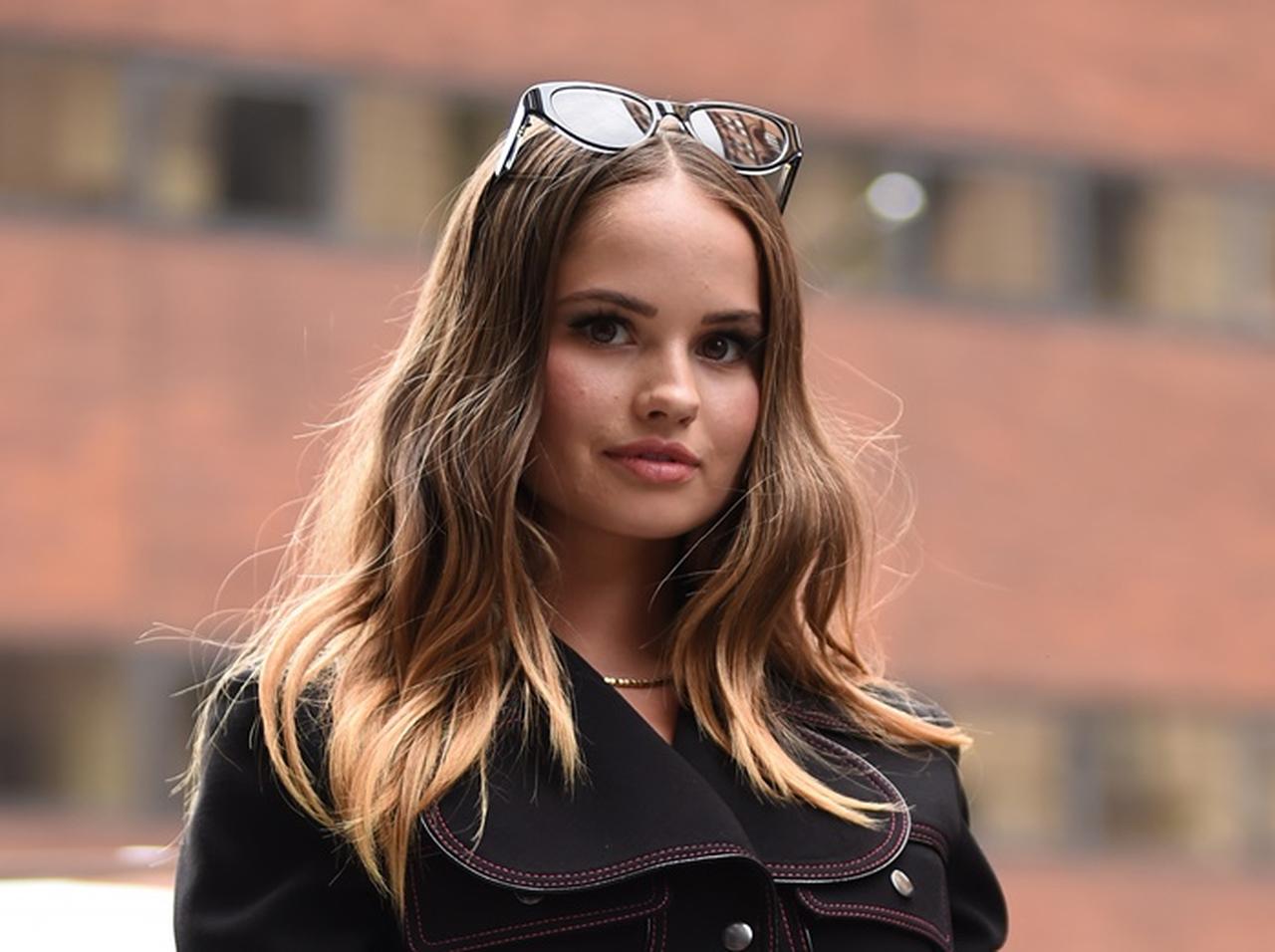 デビー・ライアン、婚約者との「愛のベッド」に『日本のマスコット』