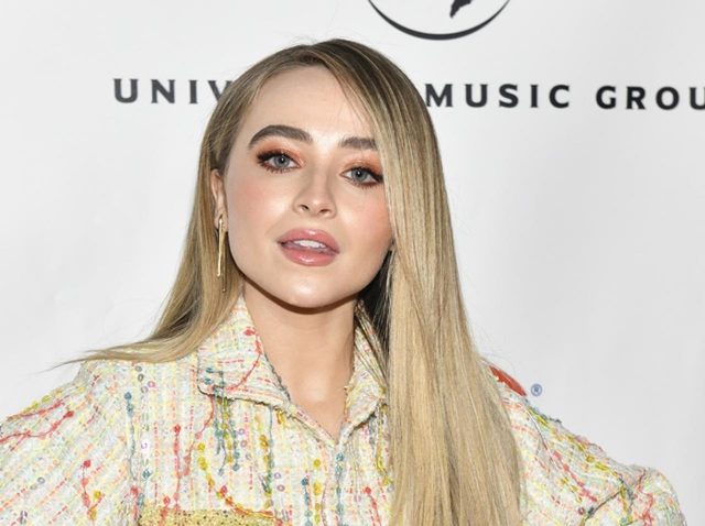 サブリナ・カーペンター、日本のファンからもらった「漢字グッズ」をさっそく愛用