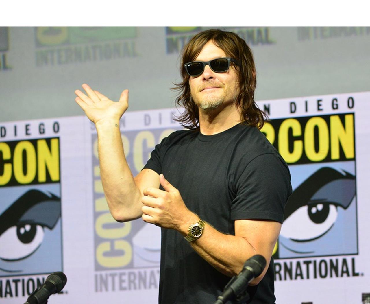 ノーマン・リーダス、来日中に「コップのノーマンさん」で遊ぶ