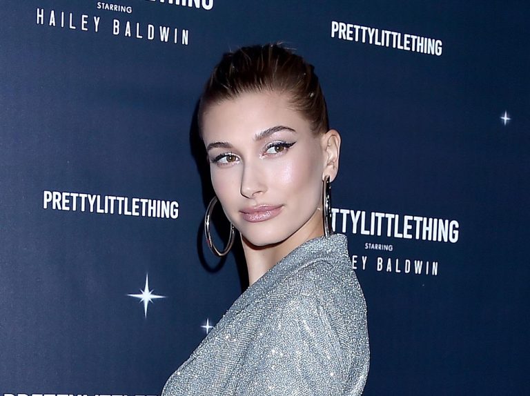 ヘイリー・ビーバー、「完璧な自分」に疲れて『ホテルで号泣』した過去を激白