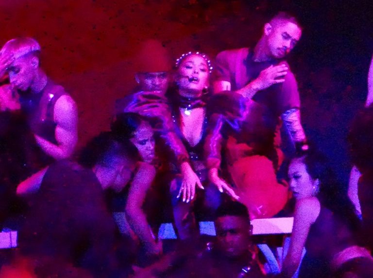 アリアナ・グランデ、投げつけられたレモンが直撃【コーチェラ2019】