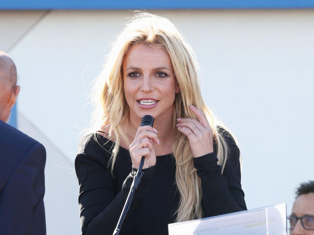 「ブリトニー・スピアーズを開放せよ!」一部ファンが市役所前でデモ行進