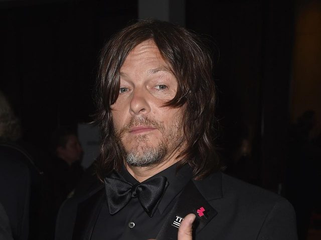 ノーマン・リーダス、日本で「ユンケル」を持ってドヤ顔