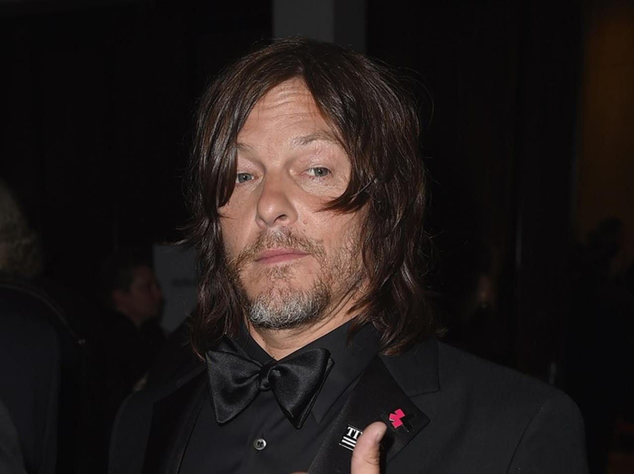 ノーマン・リーダス、日本で「ユンケル」を持ってドヤ顔