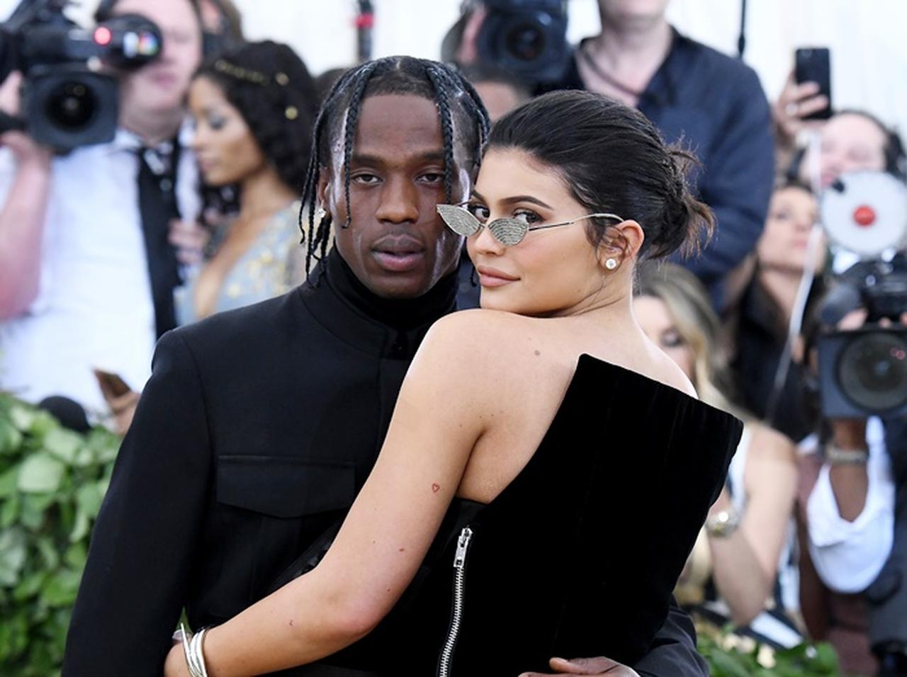 カイリー・ジェンナー、トラヴィス・スコットと半裸で「濃厚に絡み合う」