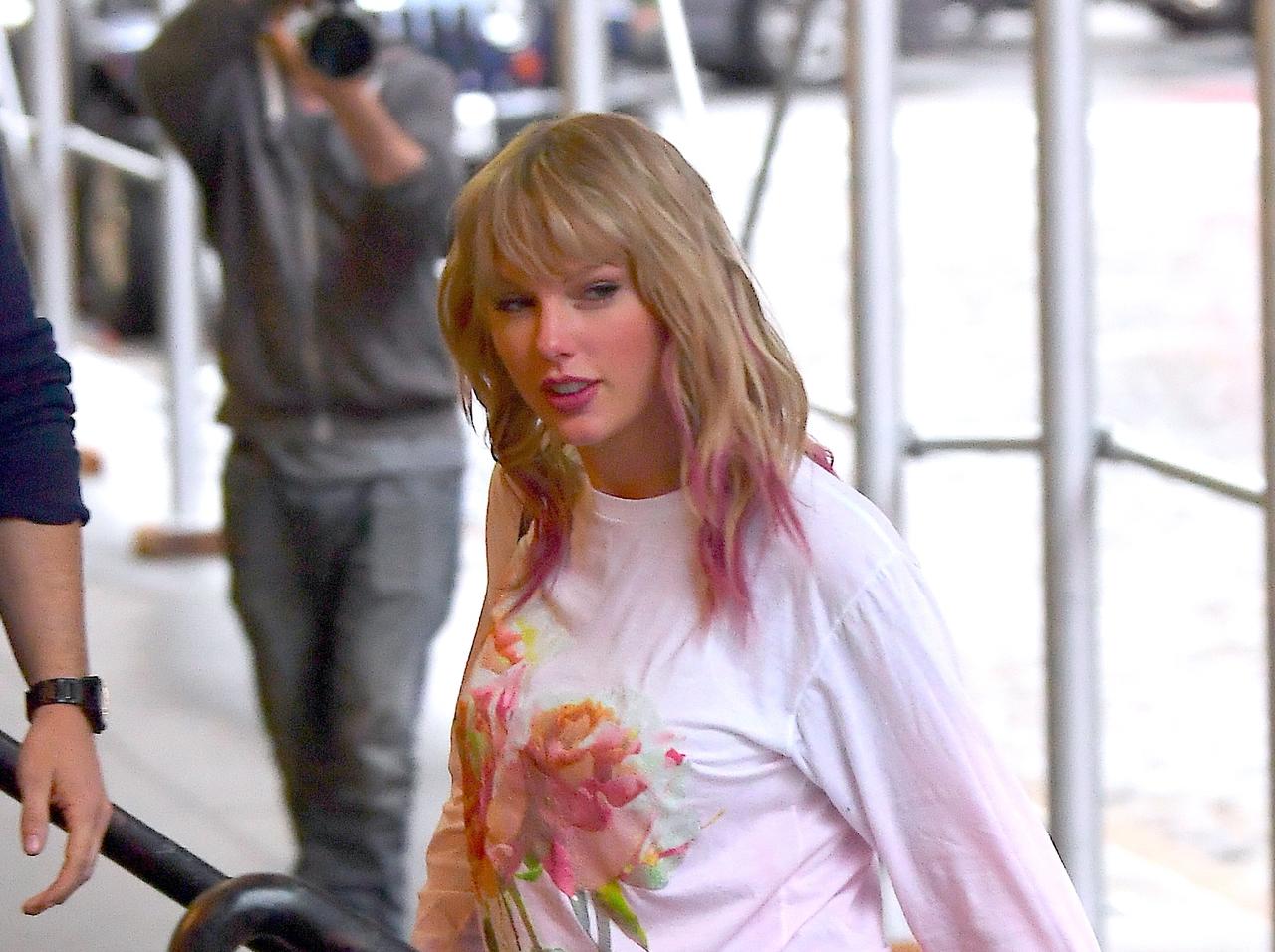 テイラー・スウィフト、重大発表に向けて「意味深」Tシャツを着用