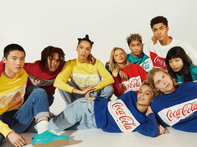 トミー ジーンズとコカ·コーラがコラボ「TOMMY JEANS COCA‐COLAⓇカプセルコレクション」発売