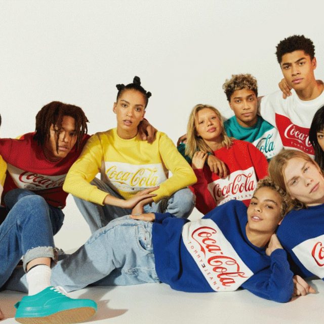 トミー ジーンズとコカ·コーラがコラボ「TOMMY JEANS COCA‐COLAⓇカプセルコレクション」発売