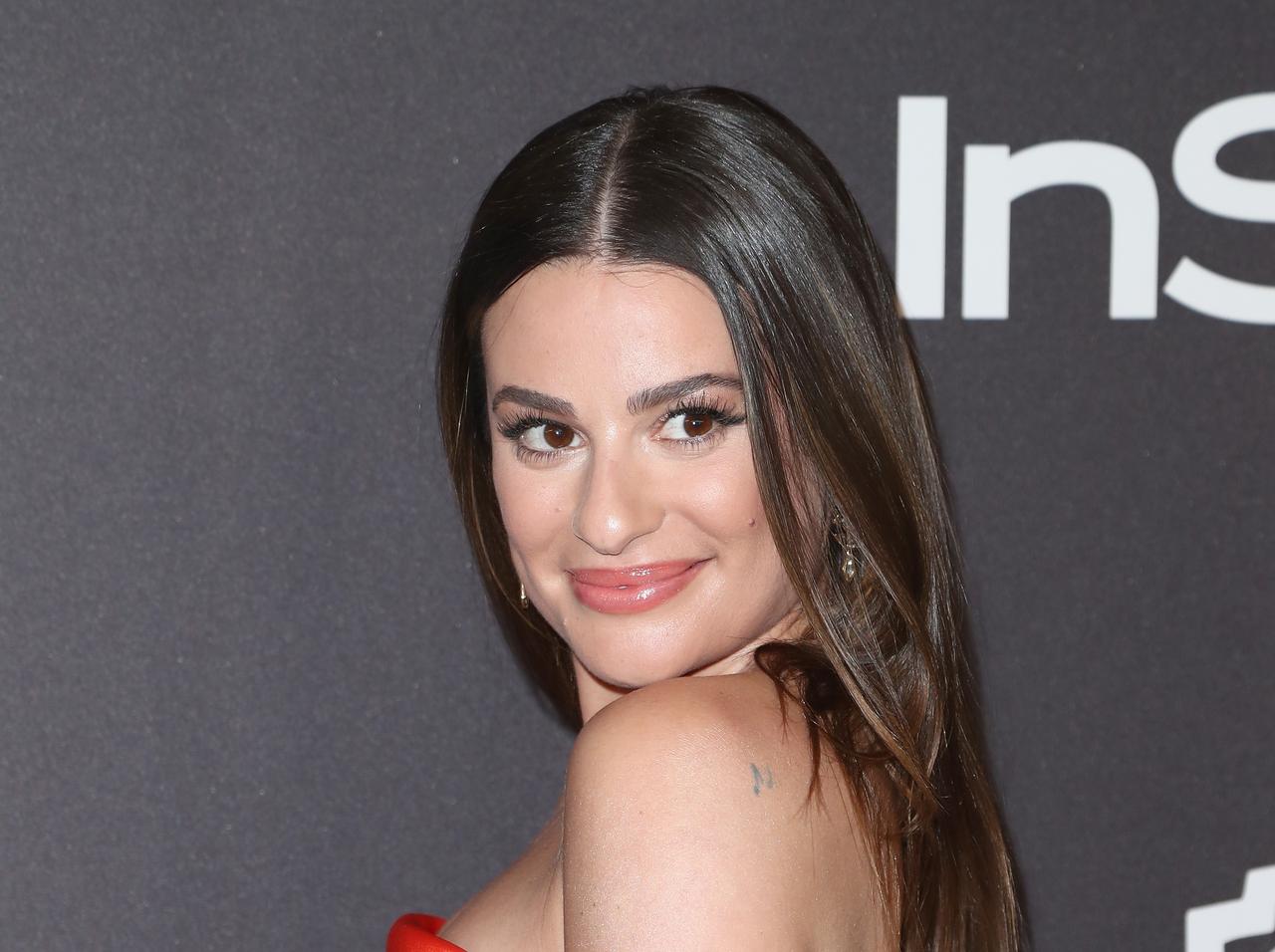 『リトル・マーメイド』のコンサートに出演するリア・ミシェルが、マーメイド姿を披露