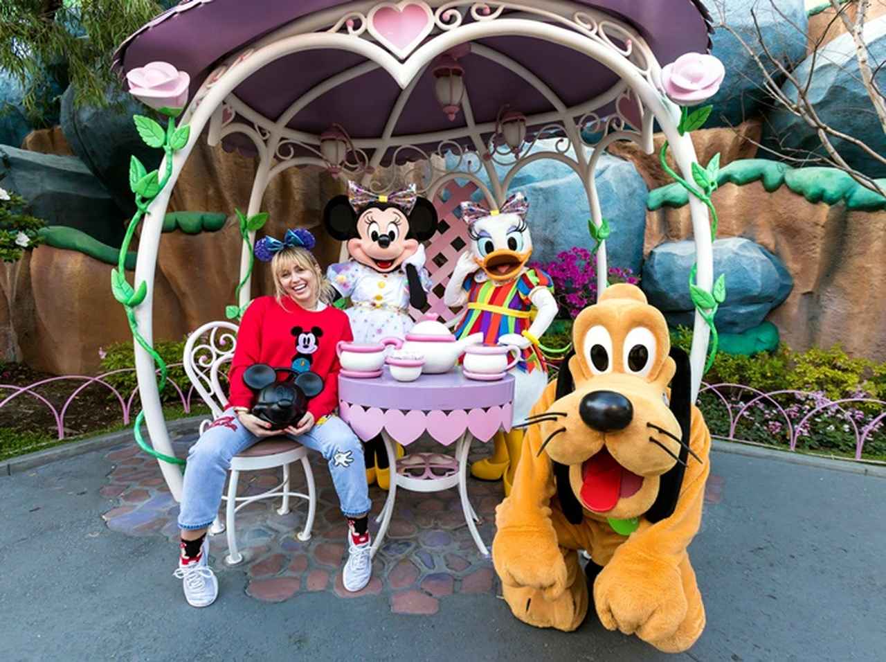 マイリー・サイラス、『ハイスクール・ミュージカル』の名曲を熱唱