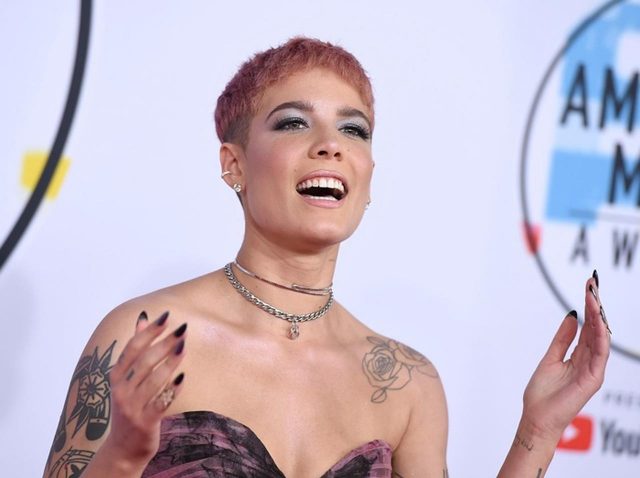 ホールジー、裸で「ある事」をして背中が大変なことに…