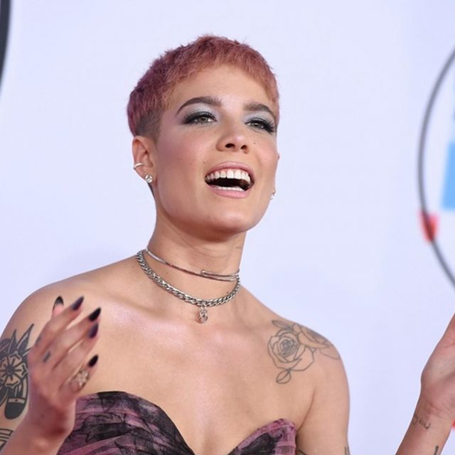 ホールジー、裸で「ある事」をして背中が大変なことに…