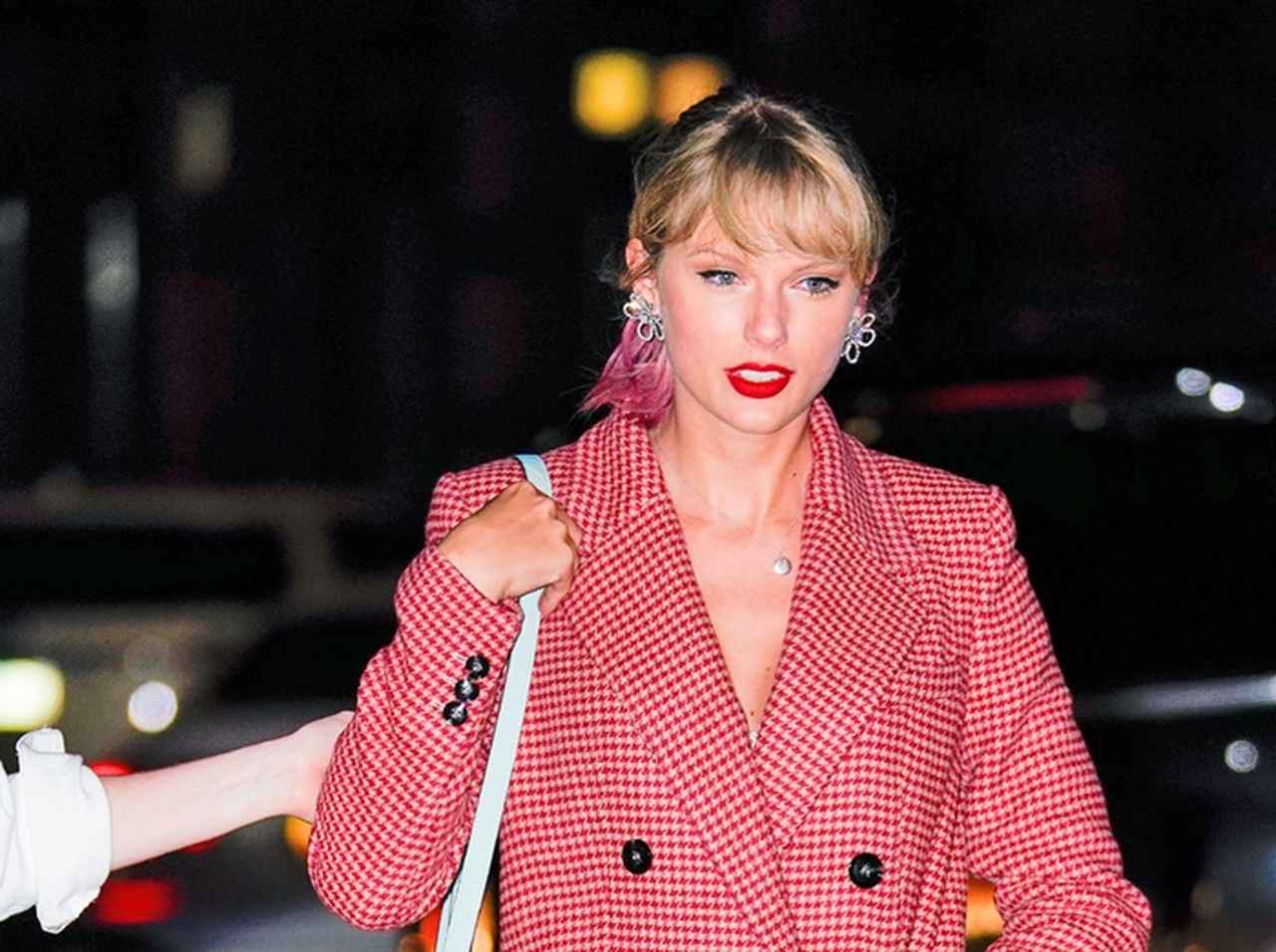 ジジ・ハディッドの誕生日パーティー、テイラー・スウィフトが「彼氏以外」の男性を同伴