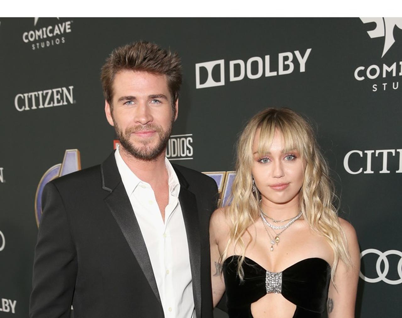 マイリー・サイラス、『アベンジャーズ』プレミアで夫にいたずらされる