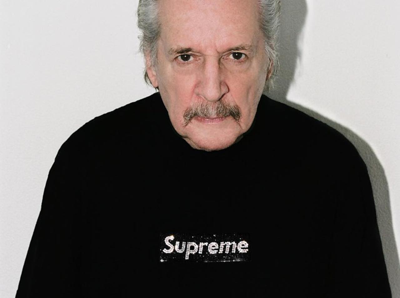 シュプリームの25周年記念Tシャツには、スワロフスキーが1000個以上