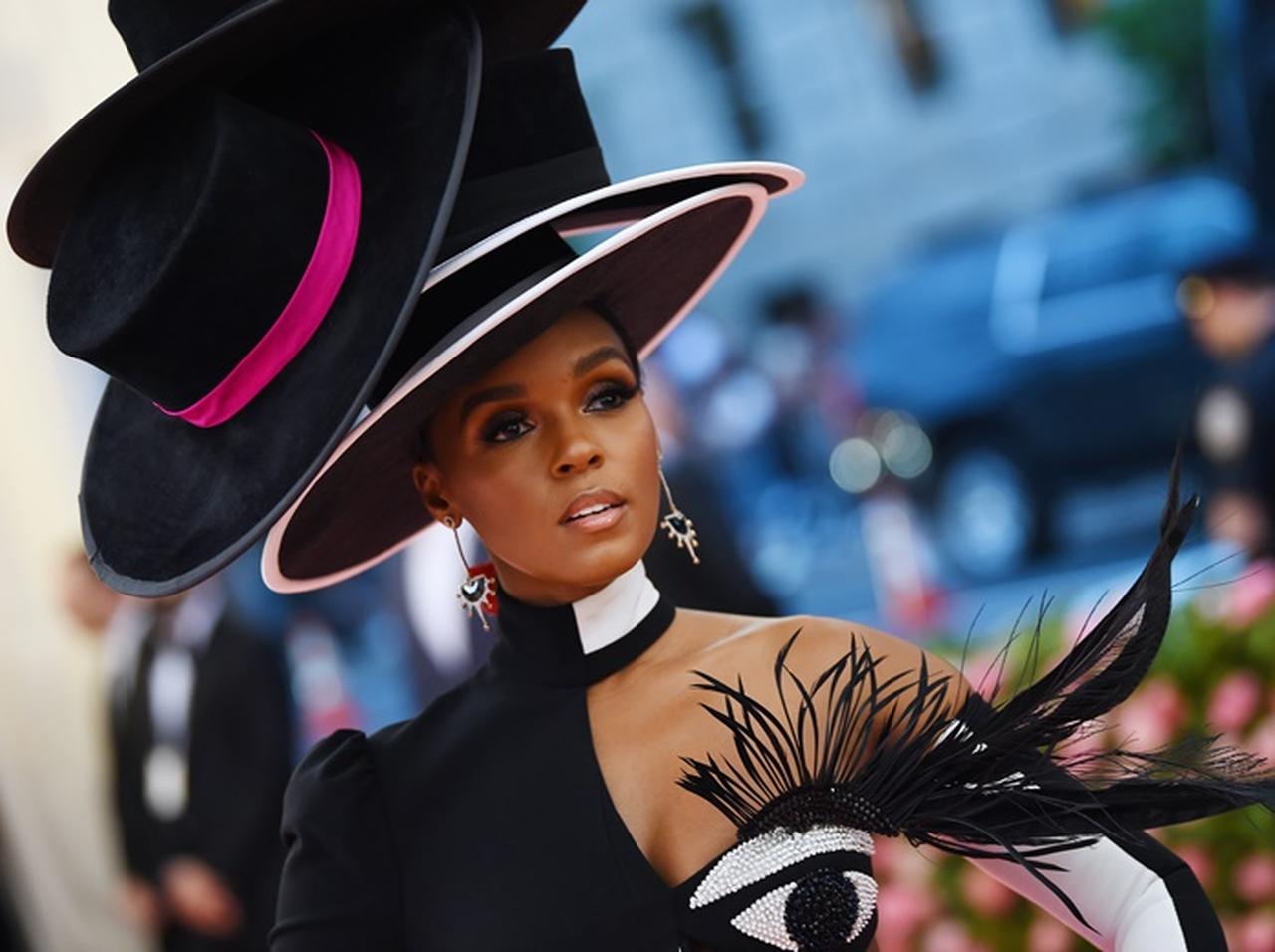 ジャネール・モネイ、ドレスなのに‘ウィンク’を連発