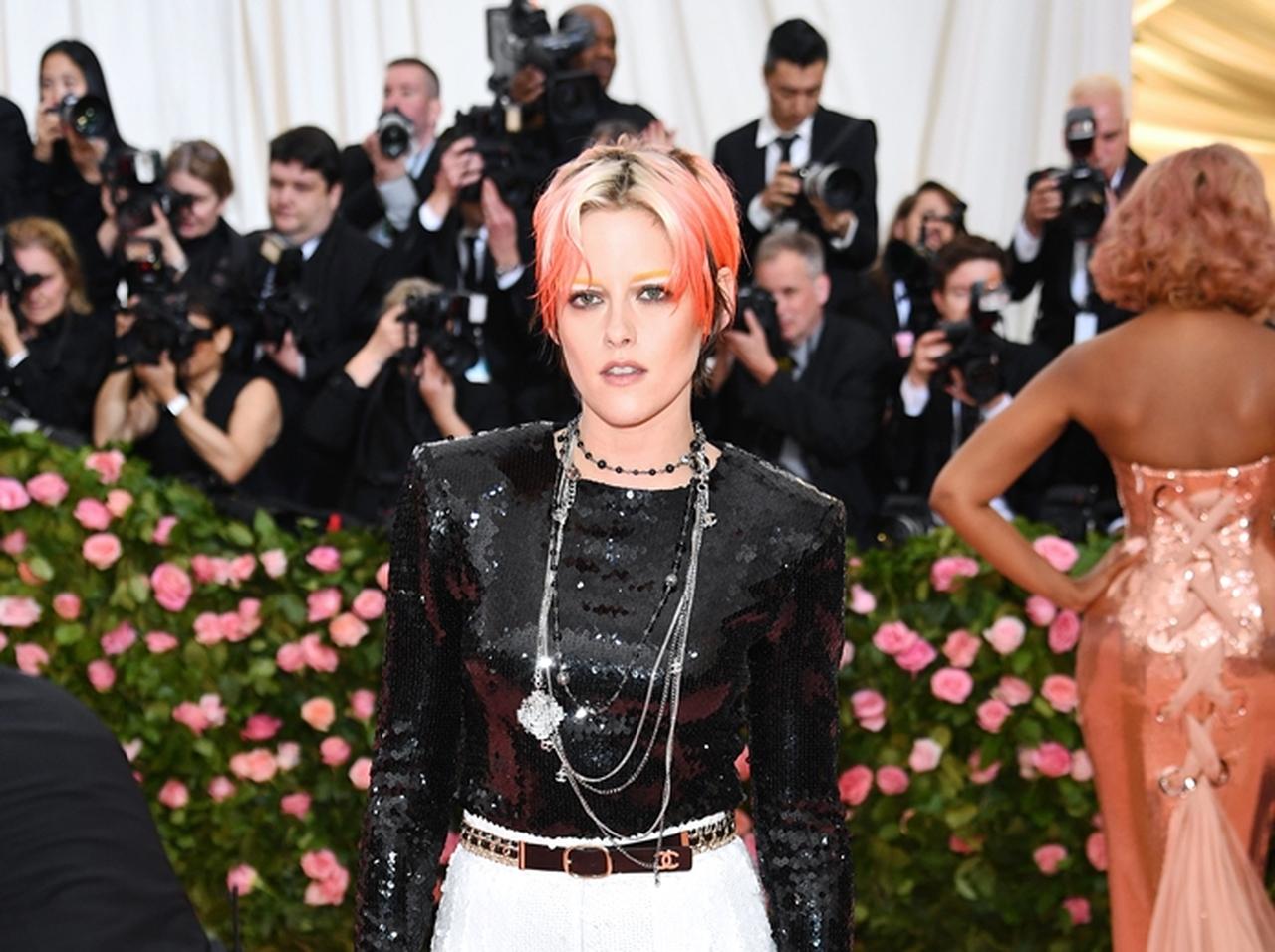 クリステン・スチュワート、髪も眉毛もオレンジの奇抜ルックがかっこよすぎる【メットガラ2019】