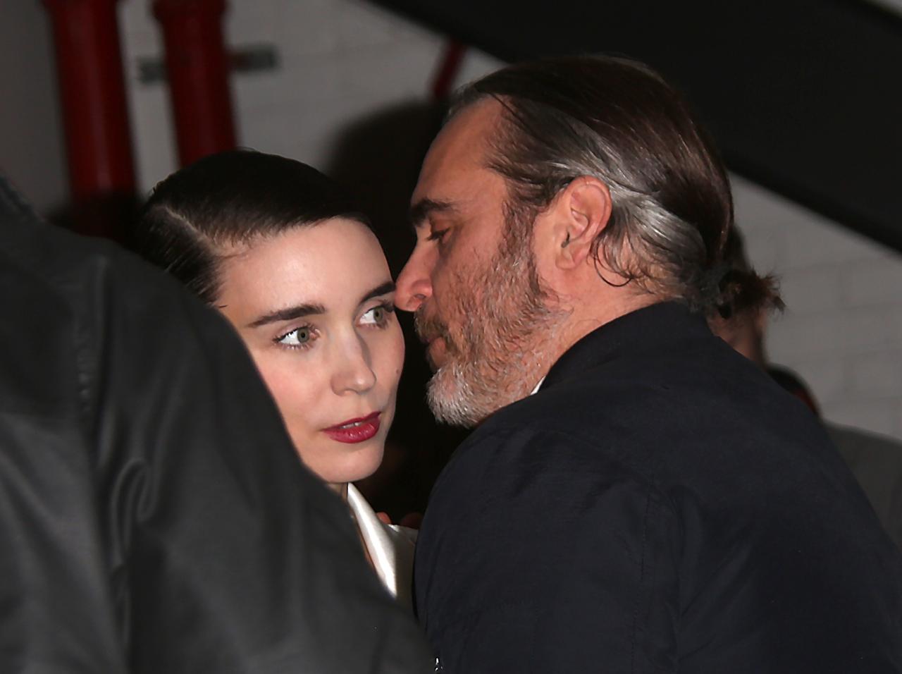 ホアキン・フェニックスとルーニー・マーラが婚約か、左手薬指には大きなダイヤモンド