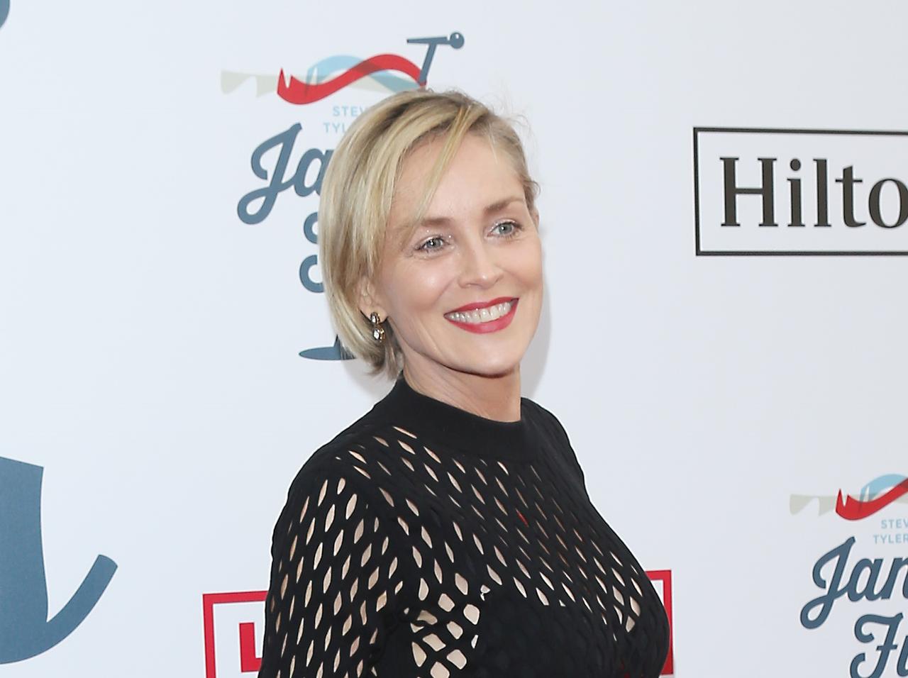 61歳美魔女シャロン・ストーン、「M字開脚」と「トップレス」姿を披露