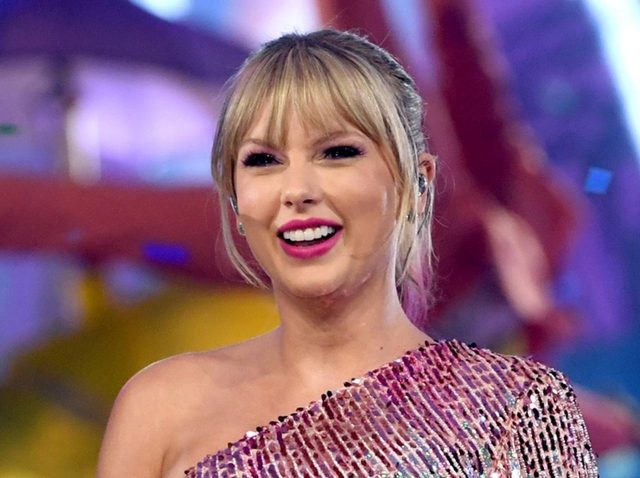 テイラー・スウィフト、ビルボード・ミュージック・アワードで新曲「ME!」を披露