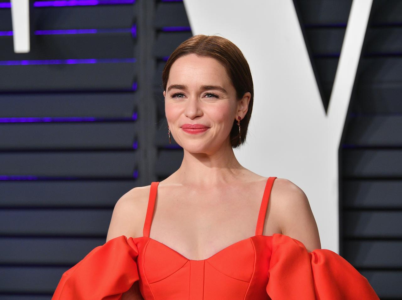 エミリア・クラーク、『ゲーム・オブ・スローンズ』のスタバ事件を「熊」にいじられ大赤面