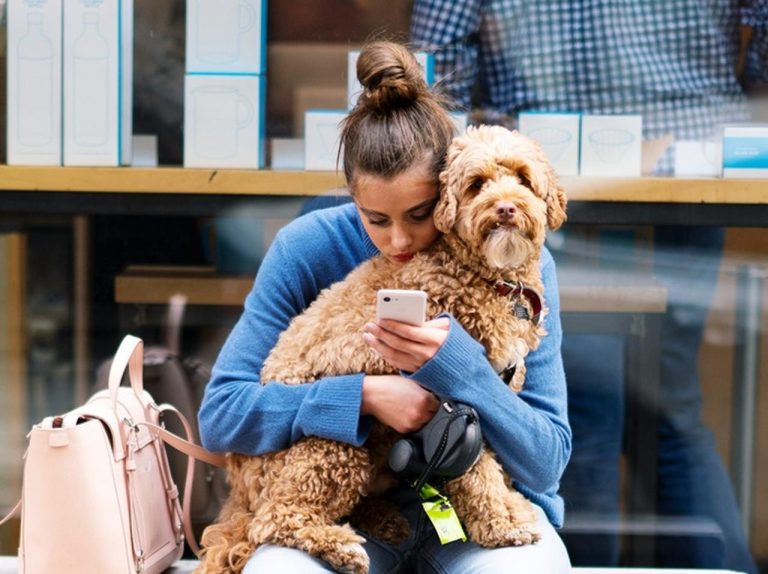 テイラー・ヒル、愛犬の散歩中に「ブルーボトルコーヒー」で休憩【写真アリ】