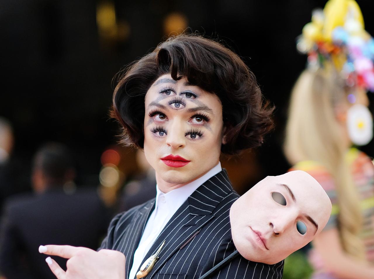 エズラ・ミラーの顔面がトリックアート化、7つの目が現れる【メットガラ2019】