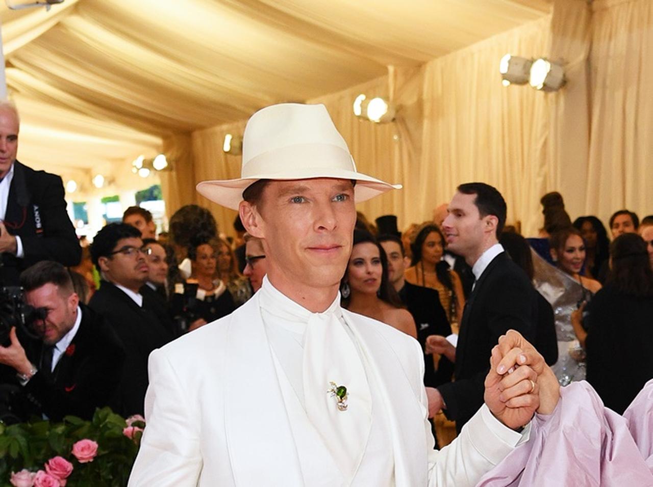 ベネディクト・カンバーバッチ、メットガラに‘タイム・ストーン’持参でファンが大荒れ